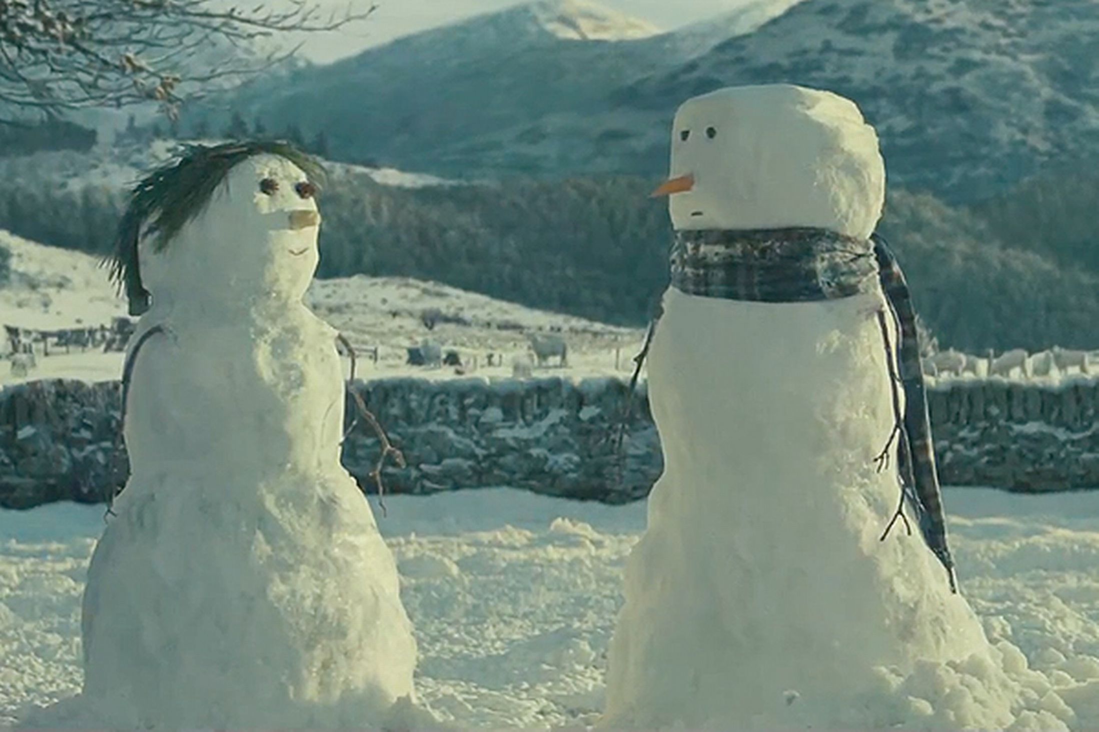 Короткометражка перевод. Снеговик какает. John Lewis реклама. Снеговик какает мороженым. Рождественская реклама Lewis.