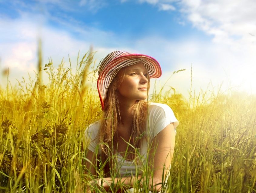 woman-straw-hat-lying-down-nature-850x716-e1471018055493