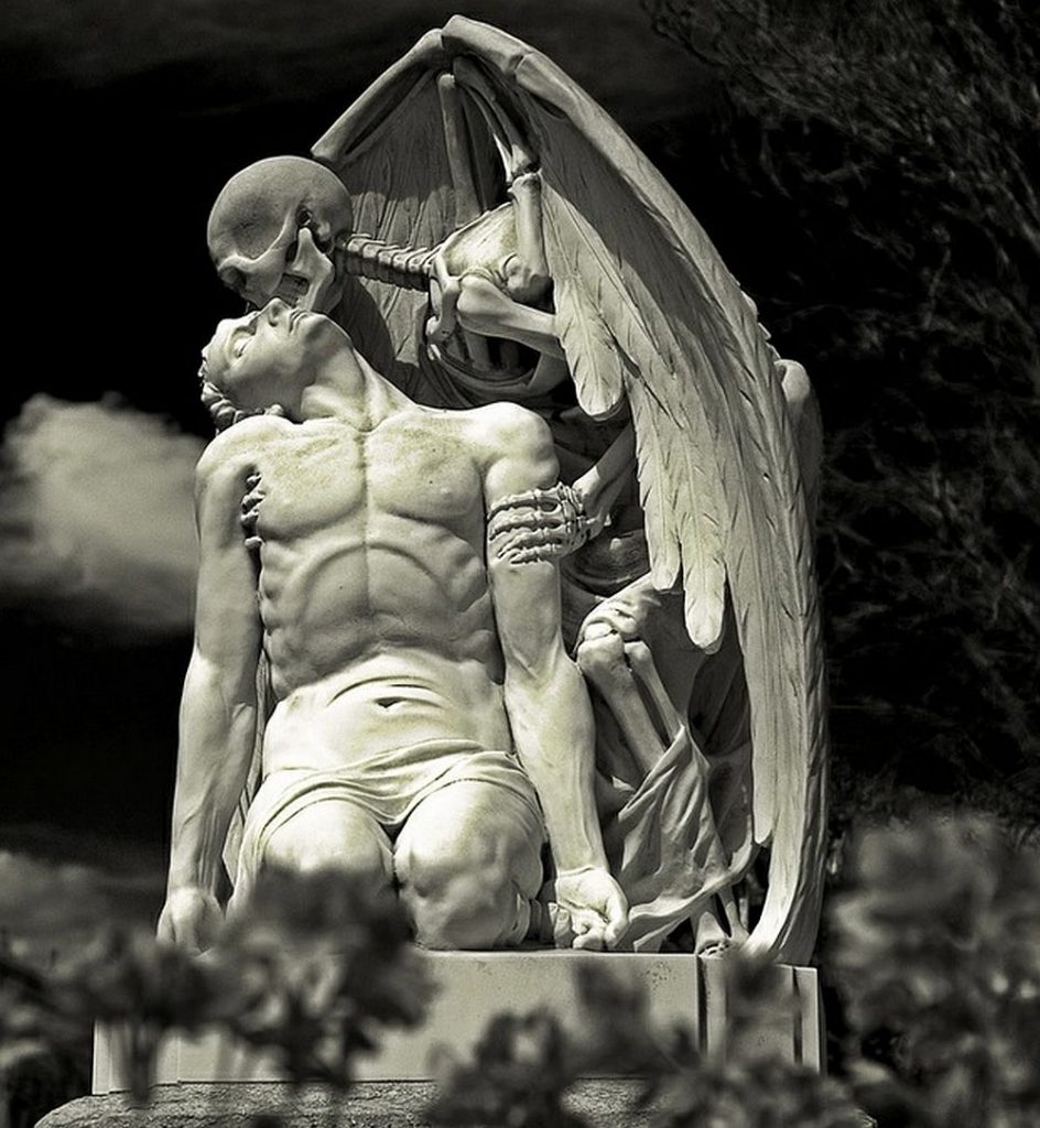 поцелуй смерти скульптура в барселоне